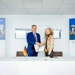 Die Präsidentin der Universität der Bundeswehr München, Prof. Dr. mont. Dr.-Ing. habil. Eva-Maria Kern, und Diehl Defence CEO Helmut Rauch haben gestern im Rahmen eines Besuchs am Standort Überlingen eine gemeinsame Absichtserklärung unterzeichnet.