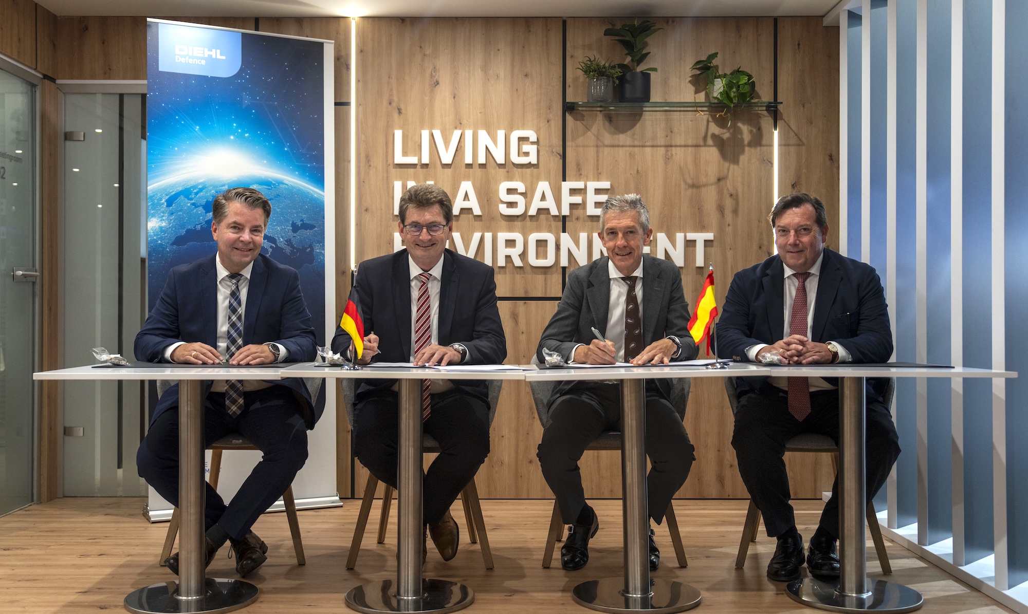 Unterzeichnung in Paris (v.l.n.r.) Dirk Krogmann (Senior Vice President Future Technologies, Diehl Defence), Dr. Harald Buschek (Chief Program Officer, Diehl Defence), Jose Julián Echevarría (Aerospace and Defence Managing Director, Sener), Rafael Orbe (Defence General Director, Sener) © Diehl Defence