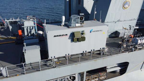 Zukunftstechnologien: Laserwaffenerprobung auf der Fregatte „SACHSEN“. Der Laserwaffen- demonstrator wurde von der Arbeitsgemeinschaft (ARGE) Hochenergie Marinedemonstrator, bestehend aus MBDA Deutschland GmbH und Rheinmetall Waffe Munition GmbH, entwickelt. Foto: MBDA