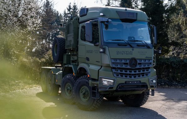 Für Mosaic: Gaben auf der LOG.NET 2026 ihre Kooperation bekannt: Quantum Systems und Daimler Trucks.