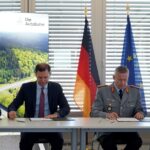 Vertragsunterzeichnung durch (v.l.) Dirk Brandenburger (Die Autobahn GmbH - Technischer Geschäftsführer), Dr. Michael Günter (Die Autobahn GmbH - Vorsitzender der Geschäftsführung), Generalleutnant André Bodemann (Stellvertreter des Befehlshabers des Operativen Führungskommandos der Bundeswehr), Prof. Dr. Roland Börger (Präsident des Bundesamtes für Infrastruktur, Umweltschutz und Dienstleistungen der Bundeswehr).
