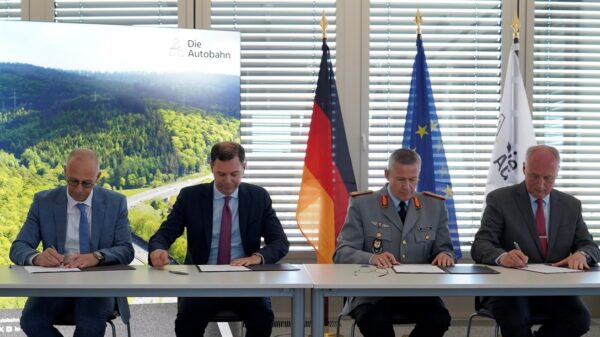 Vertragsunterzeichnung durch (v.l.) Dirk Brandenburger (Die Autobahn GmbH - Technischer Geschäftsführer), Dr. Michael Günter (Die Autobahn GmbH - Vorsitzender der Geschäftsführung), Generalleutnant André Bodemann (Stellvertreter des Befehlshabers des Operativen Führungskommandos der Bundeswehr), Prof. Dr. Roland Börger (Präsident des Bundesamtes für Infrastruktur, Umweltschutz und Dienstleistungen der Bundeswehr).