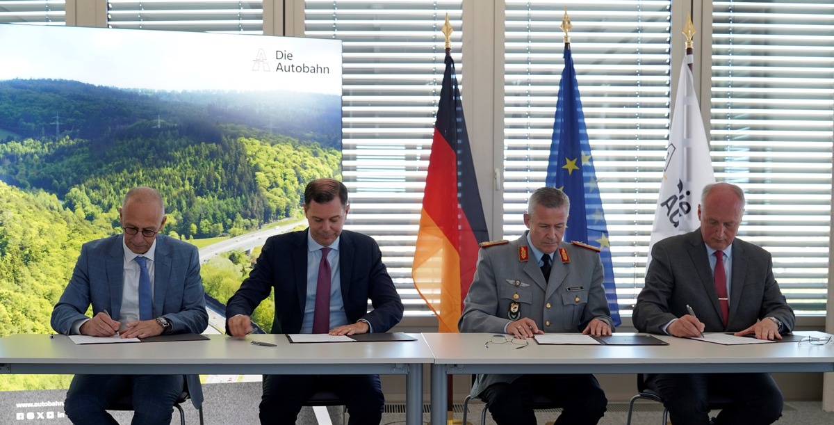 Vertragsunterzeichnung durch (v.l.) Dirk Brandenburger (Die Autobahn GmbH - Technischer Geschäftsführer), Dr. Michael Günter (Die Autobahn GmbH - Vorsitzender der Geschäftsführung), Generalleutnant André Bodemann (Stellvertreter des Befehlshabers des Operativen Führungskommandos der Bundeswehr), Prof. Dr. Roland Börger (Präsident des Bundesamtes für Infrastruktur, Umweltschutz und Dienstleistungen der Bundeswehr).