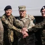 v.l. Commander 1.GNC General Peter Mirow, Commander of U.S.Army Europe and Africa General Christopher Donahue Commander MNC NE Lieutenant General Dariusz Parylak, Ph. D. bekräftigen/besiegeln die Übernahme der Raumverantwortung mit dem obligatorischen Handschlag.