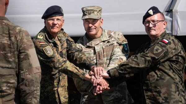 v.l. Commander 1.GNC General Peter Mirow, Commander of U.S.Army Europe and Africa General Christopher Donahue Commander MNC NE Lieutenant General Dariusz Parylak, Ph. D. bekräftigen/besiegeln die Übernahme der Raumverantwortung mit dem obligatorischen Handschlag.