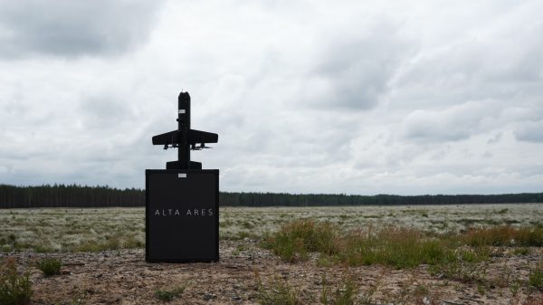 2024 gegründet und geprägt von den operativen Realitäten des Konflikts in der Ukraine, wurde Alta Ares auf einer einfachen Überzeugung aufgebaut: Moderne Verteidigung verlangt agile, skalierbare und anpassungsfähige Systeme.