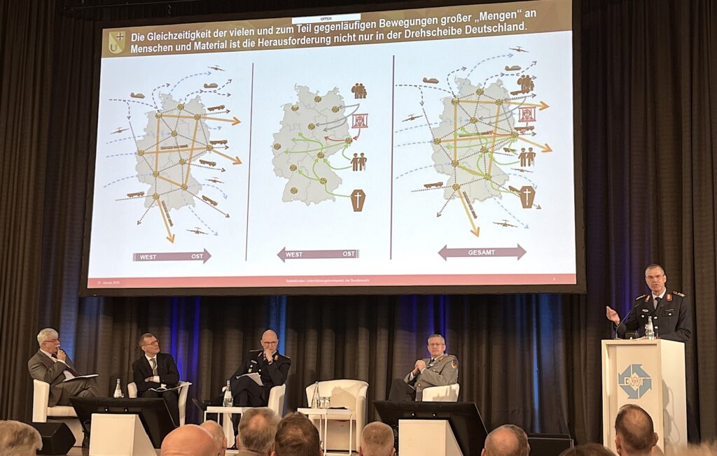 Generalleutnant Gerald Funke, Befehlshaber Unterstützungskommando der Bundeswehr, skizziert beim DWT-Symposium die im Kriegsfall zu erwartenden Ströme von Menschen und Material durch Deutschland.