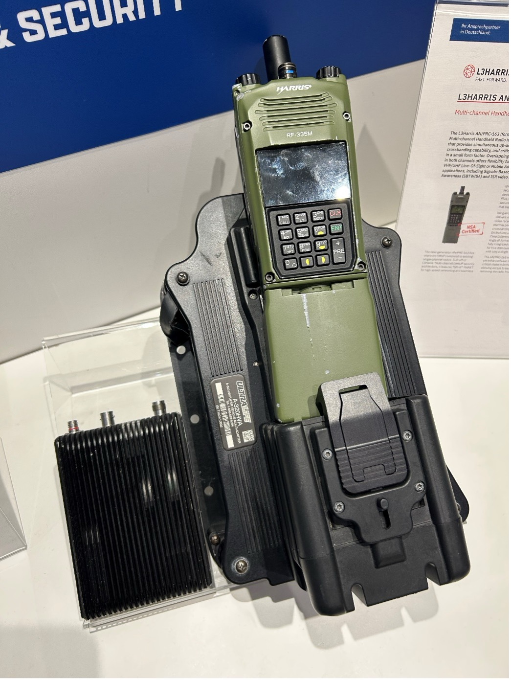 Das FALCON IV AN/PRC-163 soll mit den nächsten Beschaffungen ebenfalls in die Truppe kommen. Das Funkgerät bietet Zwei-plus-Eins-Kanäle mit V/UHF-Multiband Fähigkeiten. Mit der WRAITH Wellenform bietet es eine resiliente Netzwerk-MANET-Fähigkeit. (Foto: AF)