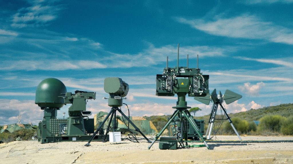 Das C-UAV-System CROW von INDRA schützt die FIDAE vor realen Bedrohungen.