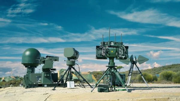 Das C-UAV-System CROW von INDRA schützt die FIDAE vor realen Bedrohungen.