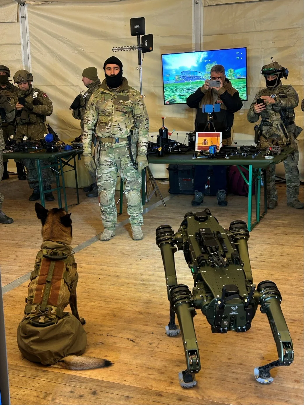 Der Hundeführer des spanischen Heeres mit seinen „beiden“ Hunden. (Foto- AF)