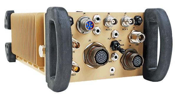 Der L3Harris ROVER 6Sc Transceiver wurde für den Luft-, Land- und Seeeinsätze entwickelt und liefert Echtzeit-Full-Motion-Video (FMV) und andere Netzwerkdaten für Situationsbewusstsein, Zielerfassung, Bewertung von Gefechtsschäden, Überwachung, Weiterleitung, Konvoi-Überwachungsoperationen und andere Situationen, in denen ein Blick auf das Ziel erforderlich ist. (Alle Fotos: L3H)