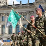 Der Marsch zum Gedenken führt auch am Reichstag vorbei. (Foto- Reservistenverband)