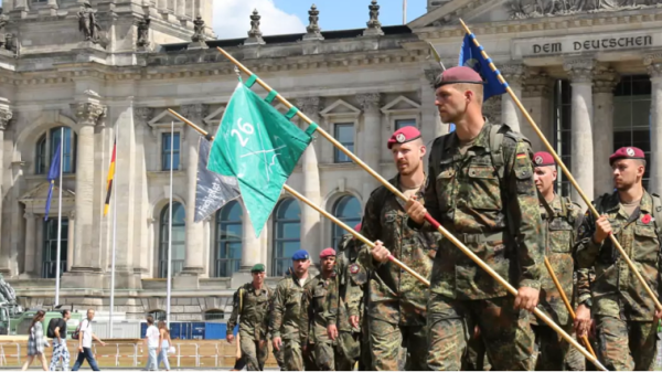 Der Marsch zum Gedenken führt auch am Reichstag vorbei. (Foto- Reservistenverband)
