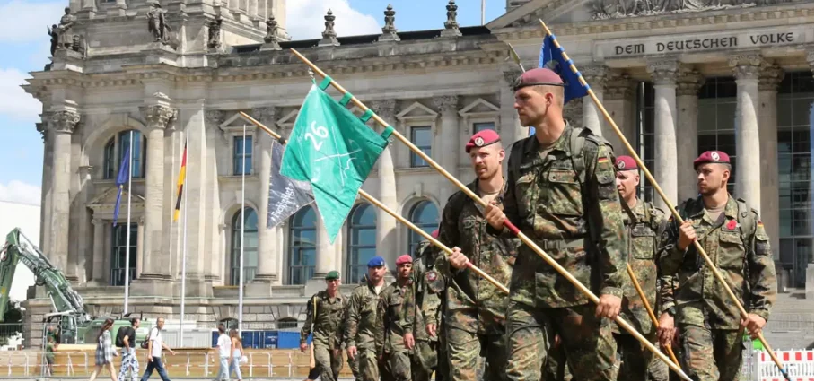 Der Marsch zum Gedenken führt auch am Reichstag vorbei. (Foto- Reservistenverband)