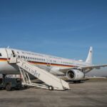 Krisenstufe erhöht: Der Regierungsflieger Airbus A321-200 der Flugbereitschaft steht nach der Landung auf dem Flughafen Brüssel in Parkposition. Bundeswehr:Jane Schmidt