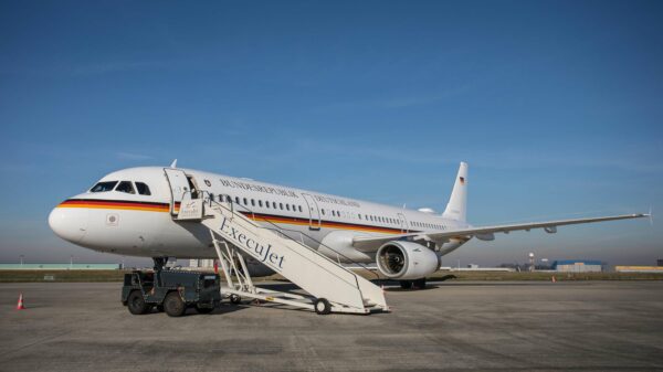 Krisenstufe erhöht: Der Regierungsflieger Airbus A321-200 der Flugbereitschaft steht nach der Landung auf dem Flughafen Brüssel in Parkposition. Bundeswehr:Jane Schmidt