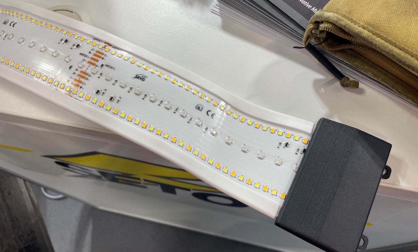 Licht: Der SETOLITE Power Strip bietet eine LED-Beleuchtung in Weiß, Rot, Grün und Blau. Hier mit der Endkappe, die mit Schrauben oder Kabelbindern an Gestängen etc. befestigt werden kann. (Foto- AF)