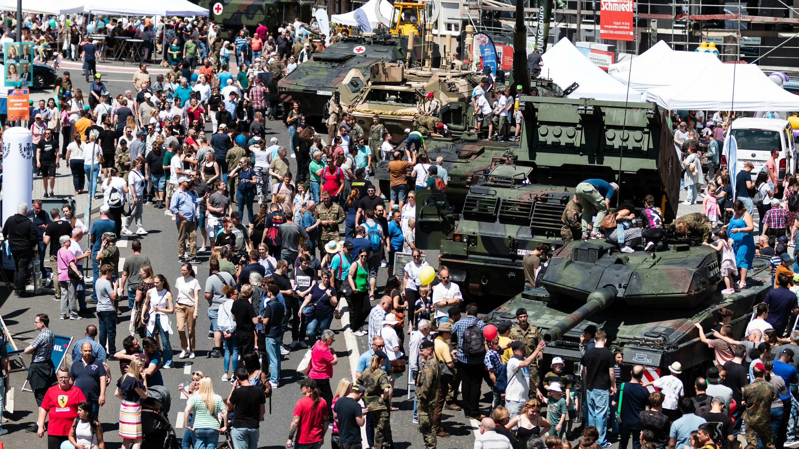 Der Tag der Bundeswehr in Mayen fand auf dem Marktplatz der Stadt und damit als einziger außerhalb einer Bundeswehrliegenschaft statt. Insgesamt lockte der Standort Tausende Interessierte an Bundeswehr/Maiwald