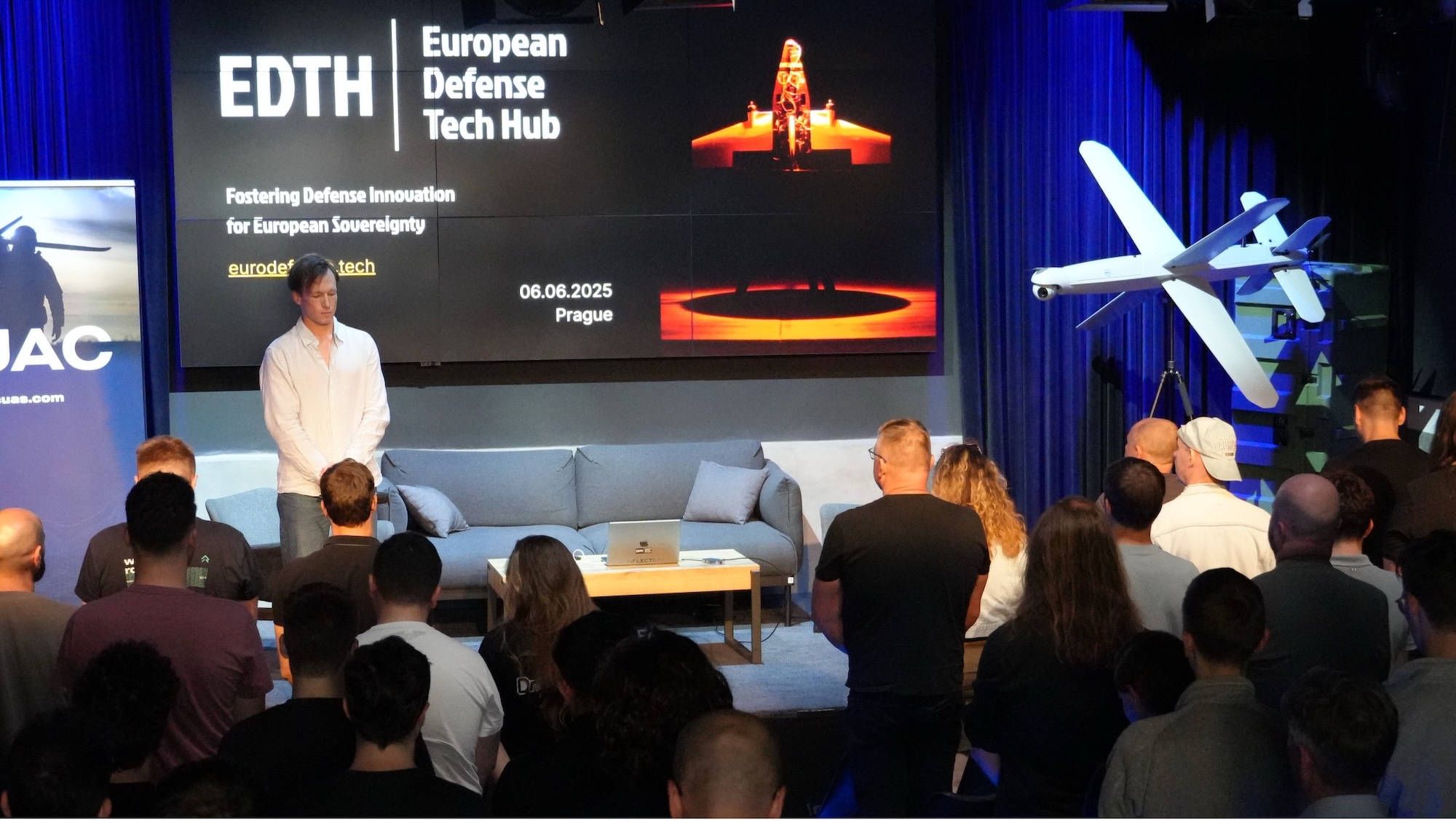 Prague Defense Tech Week: Der erste Hackathon des EDTH in der Tschechischen Republik beginnt mit einer Schweigeminute in Gedenken an die gefallenen Soldaten und zivilen Opfer in der Ukraine