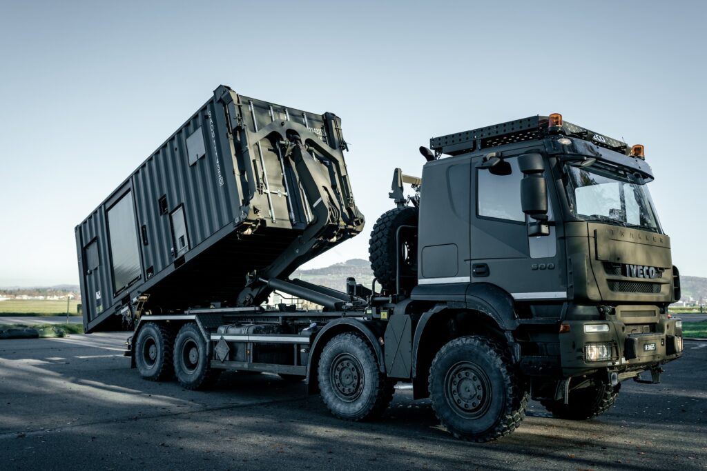 RUAG entwickelt und fertigt zudem mobile medizinische Containersysteme. Sie sind an unterschiedlichsten Orten und auch unter anspruchsvollen Bedingungen einsetzbar. Diese Container dienen beispielsweise der Desinfektion, Sterilisation oder als schnell einsatzfähige Notversorgungszentren.