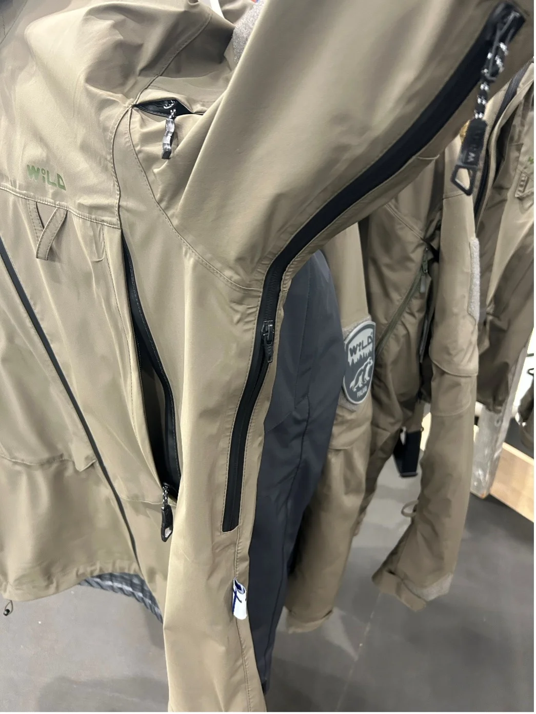 Detailansicht mit Tasche und Reißverschluss unter den Armen zur Belüftung