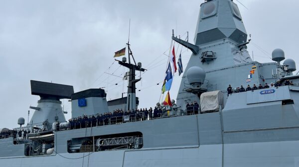 Die Besatzung an Deck der Fregatte "Hessen" beim Einlaufen zurück in Wilhelmshaven.