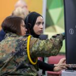 Gamescom: Die Betreuerinnen und Betreuer der Stationen erklären die Abläufe und kommen so mit den Besucherinnen und Besuchern ins Gespräch Bundeswehr:Jonas Gerschau