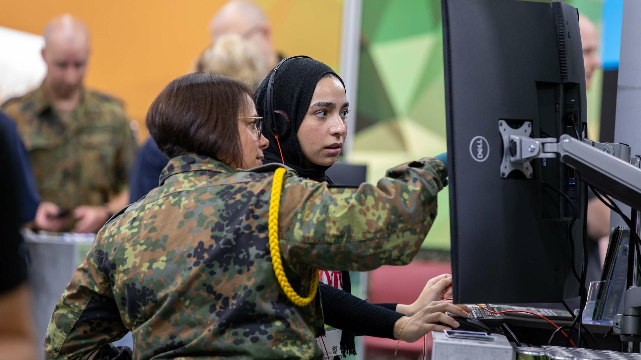 Gamescom: Die Betreuerinnen und Betreuer der Stationen erklären die Abläufe und kommen so mit den Besucherinnen und Besuchern ins Gespräch Bundeswehr:Jonas Gerschau
