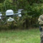 Streitkräfte setzen immer mehr auf Drohnen und Roboter, hier im Bild die Drohne MIKADO (Mikro-Aufklärungsdrohne im Ortsbereich) der Bundeswehr, ein kleiner unbemannter Quadrocopter mit Elektroantrieb zur Aufklärung bei Tag und Nacht im Nah- und Ortsbereich.