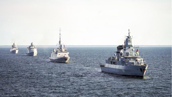 FüWES: Die Fregatte F 221 Hessen fährt vor den Schiffen anderer Nationen während einer internationalen Übung in der Ostsee. (Foto- Bundeswehr)