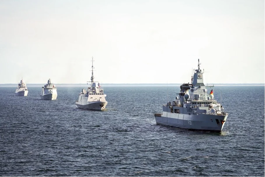 FüWES: Die Fregatte F 221 Hessen fährt vor den Schiffen anderer Nationen während einer internationalen Übung in der Ostsee. (Foto- Bundeswehr)