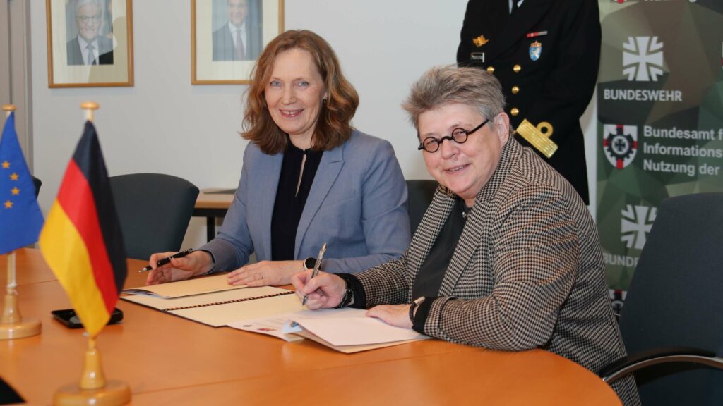 Die Präsidentinnen der norwegischen und der deutschen Beschaffungsbehörde der Streitkräfte, Gro Jære (l.) und Annette Lehnigk-Emden (r.) vereinbaren das weitere Vorgehen bei der Beschaffung der U-Boote 212 CDCommon Design Bundeswehr/Dirk Bannert