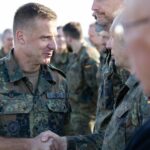 Die Soldaten des Vorkommandos der Brigade Litauen begrüßen Brigadegeneral Christoph Huber in Litauen Bundeswehr:Norman Möller