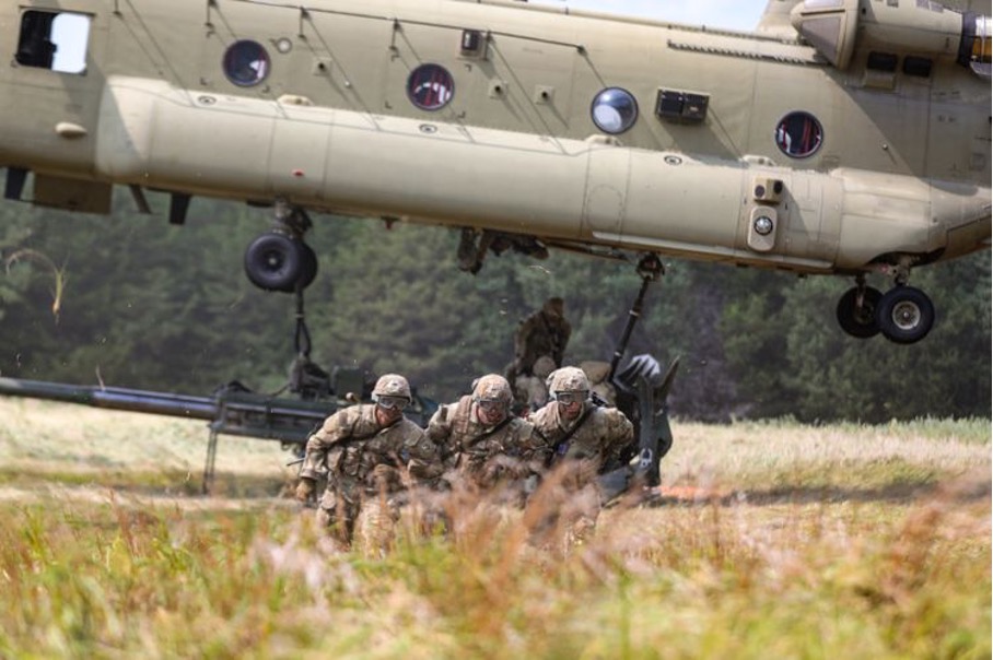 Die U.S. Army investiert weiterhin in die CIRCM-Technologie, die über den Hinterrädern der Beoing CH-47 Chinook abgebildet ist. (Bildnachweis- U.S. Army)