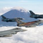 Japan und Deutschland: Deutschen Eurofighter vor der Kulisse des berühmten Bergs Fujiyama werden von japanischen F2-Kampfflugzeugen begrüßt und per Ehreneskorte begleitet.