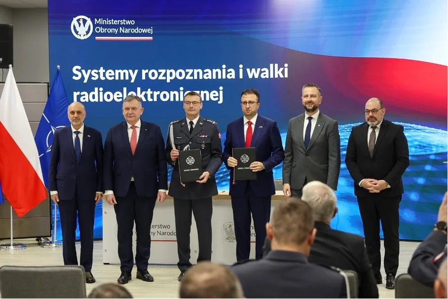 Die polnischen und türkischen Vertreter nach der Vertragsunterzeichnung. (Foto- Aselsan)