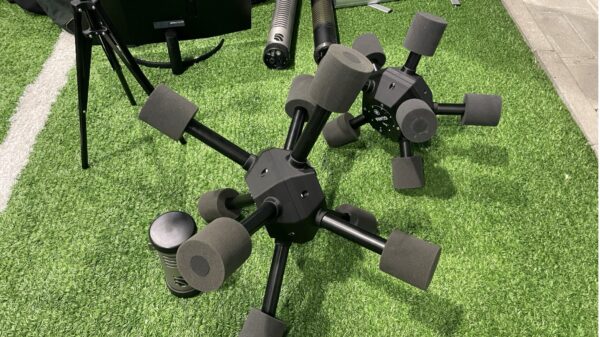 Passives C-UAS System : Die „Stern-Variante“ kann von Drohnen an entlegenen Orten abgeworfen werden. Bietet aber kürzere Detektionsreichweiten. Im Hintergrund liegen noch nicht aufgebaute „Stangen-Varianten“.