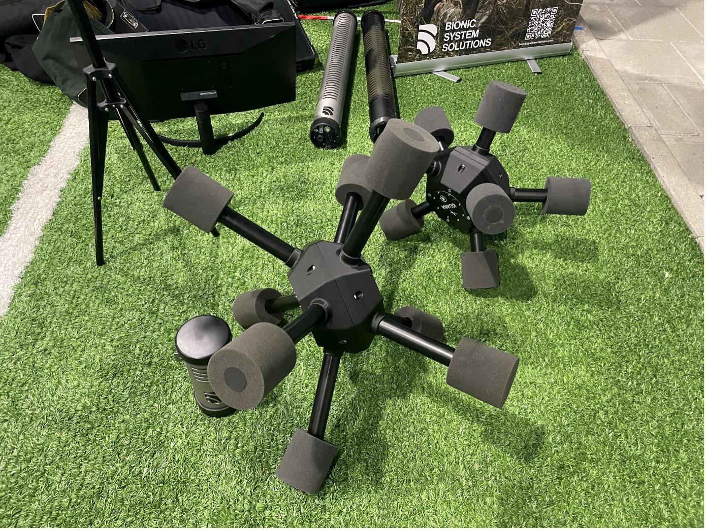 Passives C-UAS System : Die „Stern-Variante“ kann von Drohnen an entlegenen Orten abgeworfen werden. Bietet aber kürzere Detektionsreichweiten. Im Hintergrund liegen noch nicht aufgebaute „Stangen-Varianten“.