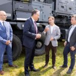 Schweden: Diehl Defence Sweden IRIS-T SLM (von rechts): Verteidigungsminister Pål Jonson, Ministerpräsident Ulf Kristersson, Diehl Defence CEO Helmut Rauch.