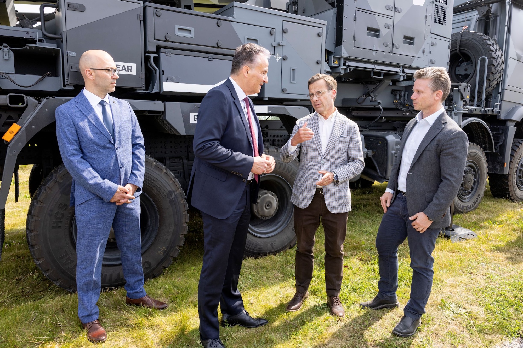 Schweden: Diehl Defence Sweden IRIS-T SLM (von rechts): Verteidigungsminister Pål Jonson, Ministerpräsident Ulf Kristersson, Diehl Defence CEO Helmut Rauch.