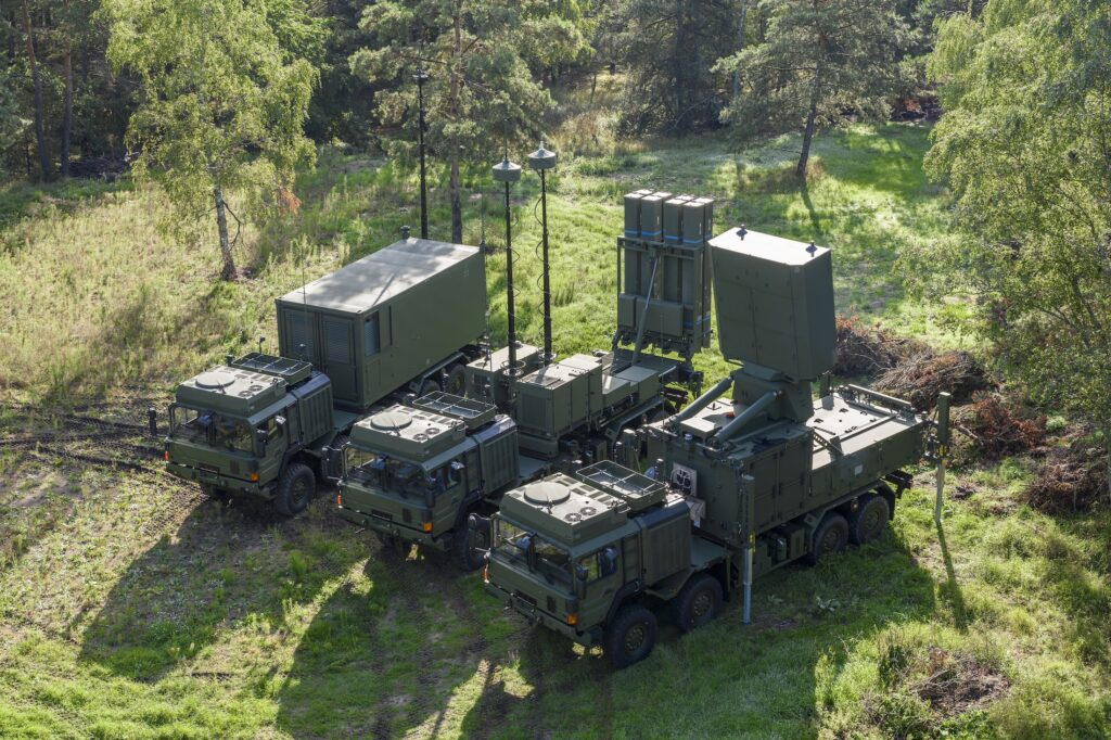 Das BAAINBw unterzeichnete für das Schweizer Beschaffungsamt armasuisse – weil der Kauf im Rahmen von ESSI geschieht – heute den Vertrag über insgesamt fünf IRIS-T SLM.