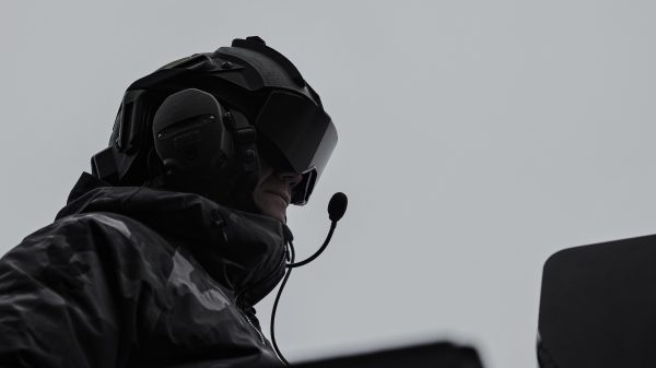 Field Operator HUD mit KI-gestützter Datenverarbeitung verbessert das Lagebild des Militärkraftfahrers