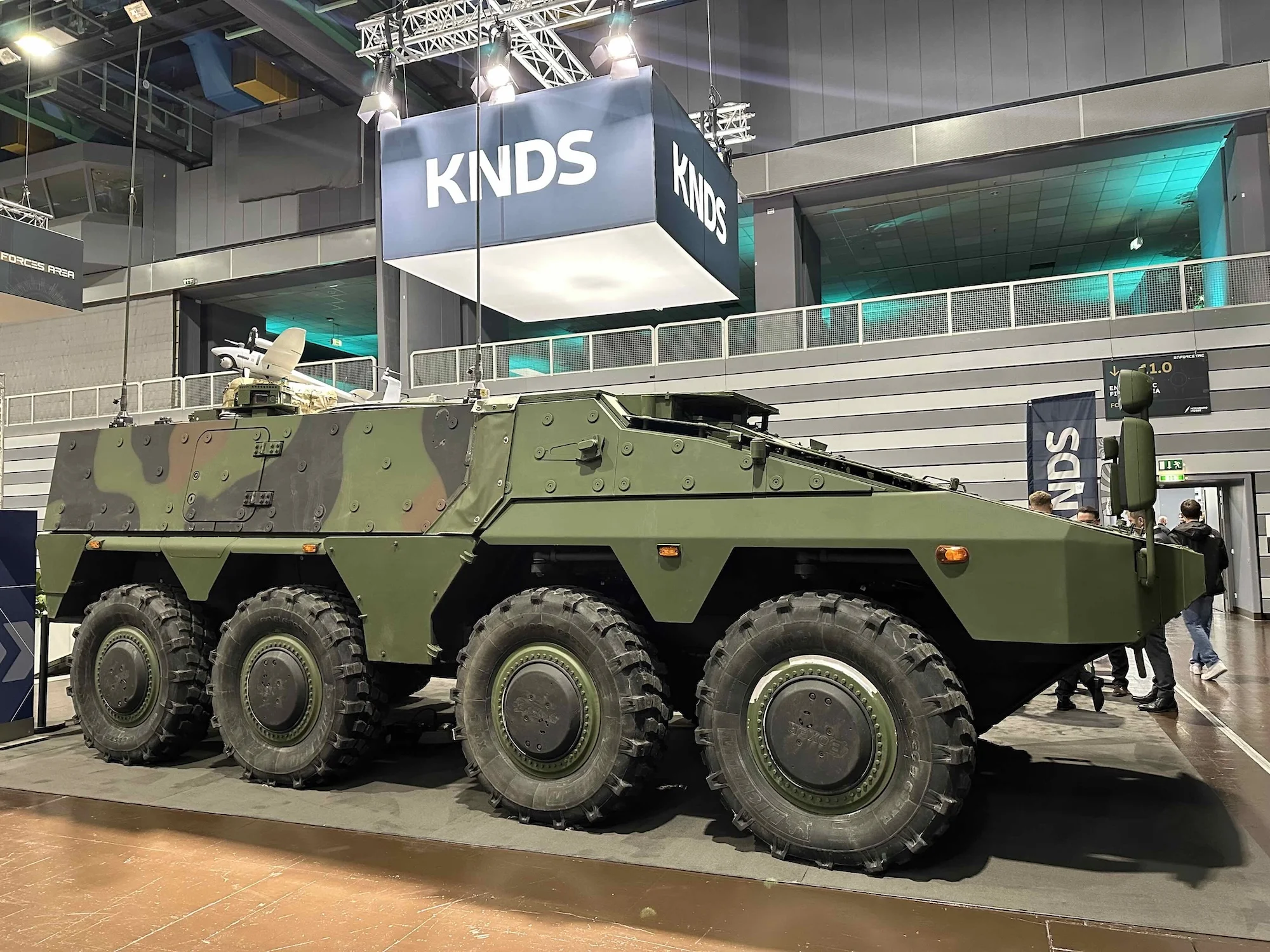 Der Boxer UxV CS mit Quantum-Drohne und Mast am Stand von KNDS Deutschland auf der Enforce Tac.