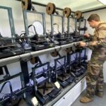 Über zehn 3D-Drucker verfügt die mobile Drohnenfabrik von Per Se Systems aus Frankreich.