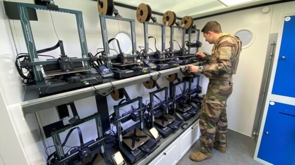 Über zehn 3D-Drucker verfügt die mobile Drohnenfabrik von Per Se Systems aus Frankreich.