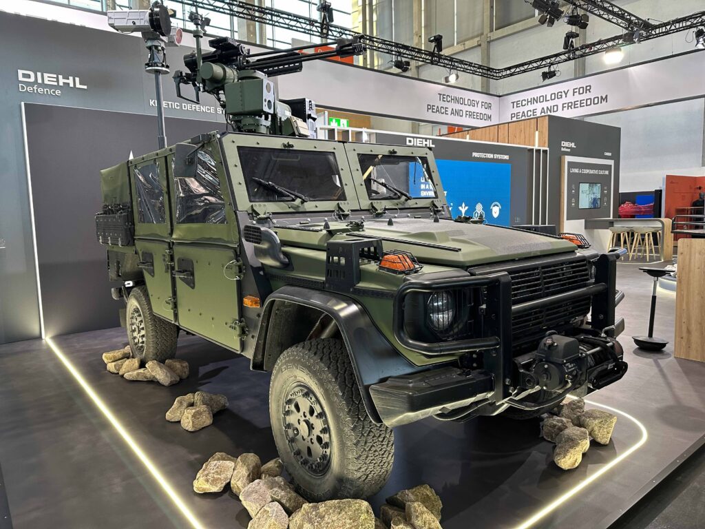Die modernisierte Version des bereits im Dezember 2024 an die Ukraine gelieferten Counter-UAS-Systems Kinetic Defence Vehicle am Stand von Diehl Defence bei der EnforceTac 2025.