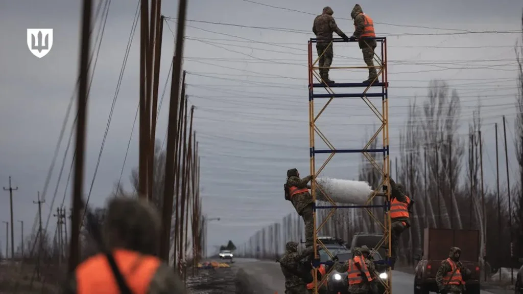 Aufbau von Schutzsystemen zur Drohnenabwehr in einem Straßenabschnitt in der Ukraine.
