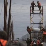Aufbau von Schutzsystemen zur Drohnenabwehr in einem Straßenabschnitt in der Ukraine.