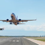 BRO: KI-generiertes Foto stellt eine Drohnenstörung eines Flughafens dar.